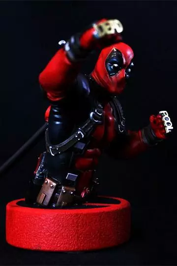 Előrendelhető Marvel Deadpool Szobor 16 cm